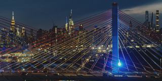 在科修斯科大桥上，曼哈顿中城的夜景。航拍视频与平移摄像机运动。