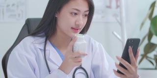 慢动作亚洲女医生通过视频聊天在线咨询患者关于症状和药物