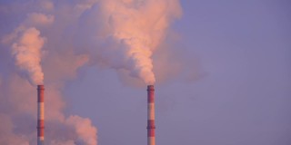 吸烟的工厂烟囱。环境问题环境污染