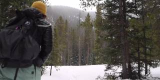 在科罗拉多州的森林里，徒步旅行者在厚厚的积雪中跋涉