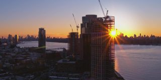 布鲁克林滨水区新建住宅楼，可以看到曼哈顿的天际线。航拍视频与向前摄像机运动。