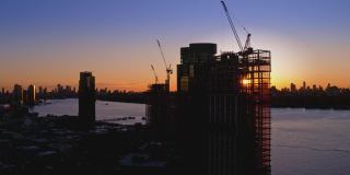 布鲁克林滨水区新建住宅楼，可以看到曼哈顿的天际线。航拍视频与平移摄像机运动。