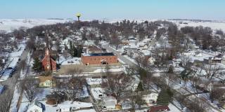冬季中西部小镇，无人机鸟瞰图，Neola，爱荷华州，美国
