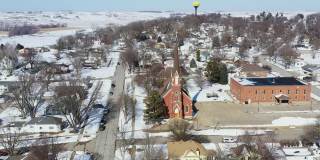 冬天的小镇教堂和水塔，无人机鸟瞰图，Neola，爱荷华州，美国