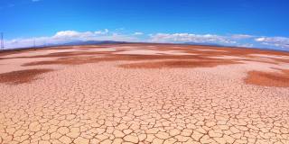 玻利维亚沙漠中干裂的土地