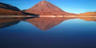 鸟瞰图的火山与湖泊在玻利维亚山脉