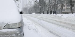 冬天暴风雪期间城市的交通状况。