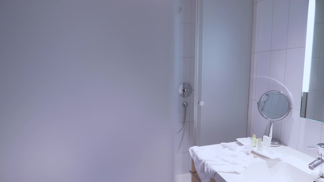 家庭浴室的室内视图