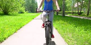 一个骑自行车的女人带着智能手表的心率监测器