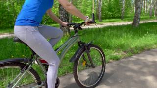 一个骑自行车的女人带着智能手表的心率监测器视频素材模板下载
