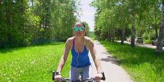 一个骑自行车的女人带着智能手表的心率监测器