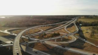 立交桥交通空中立交桥视图在美国中西部高速公路运输4K系列视频视频素材模板下载