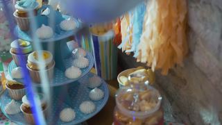 在庆祝活动上，有许多甜点的自助餐，白色的桌子上放着一条糖果棒，等待着客人。美丽的糖果棒，蛋糕和糖果的生日视频素材模板下载