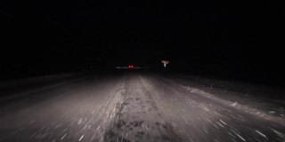 在科罗拉多州危险的暴风雪中夜间驾驶