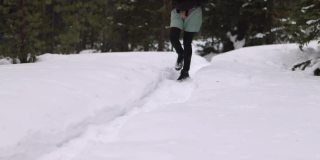 徒步旅行者在森林里的雪地里行走