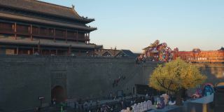 中国陕西西安，古代城墙上的灯笼庆祝中国春节
