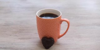情人节，热气腾腾的咖啡杯和心形巧克力饼干