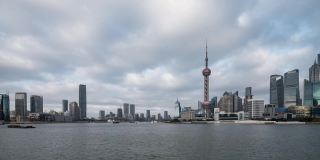 在中国上海陆家嘴金融中心的天际线上延时拍摄日落。