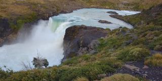 巴塔哥尼亚瀑布，智利保护区的瀑布，巴塔哥尼亚瀑布，背景是山脉。