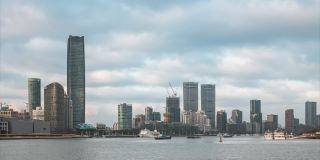 延时拍摄的高层建筑沿黄浦江在北外滩，中国上海
