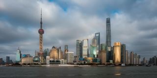 在中国上海陆家嘴金融中心的天际线上延时拍摄日落。