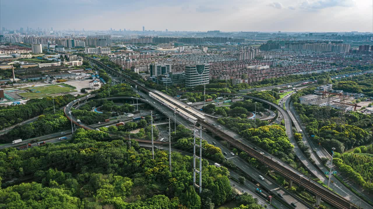 时间流逝，鸟瞰中国繁忙的高速公路十字路口。高速公路十字路口的形状像四叶草