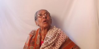 印度老妇人与家人和朋友交谈