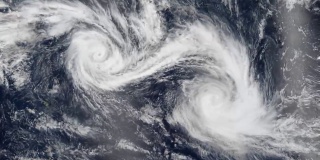 4K Cinemagraph，两个热带气旋，两个风暴在海洋中非常接近地搅动