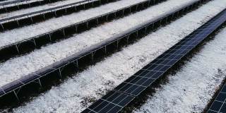 令人惊叹的近距离观察太阳能电池板站在雪域生产绿色能源在冬季景观