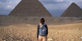 站在吉萨金字塔附近的女人
