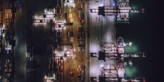 繁忙的工业港口，集装箱船在夜间鸟瞰图