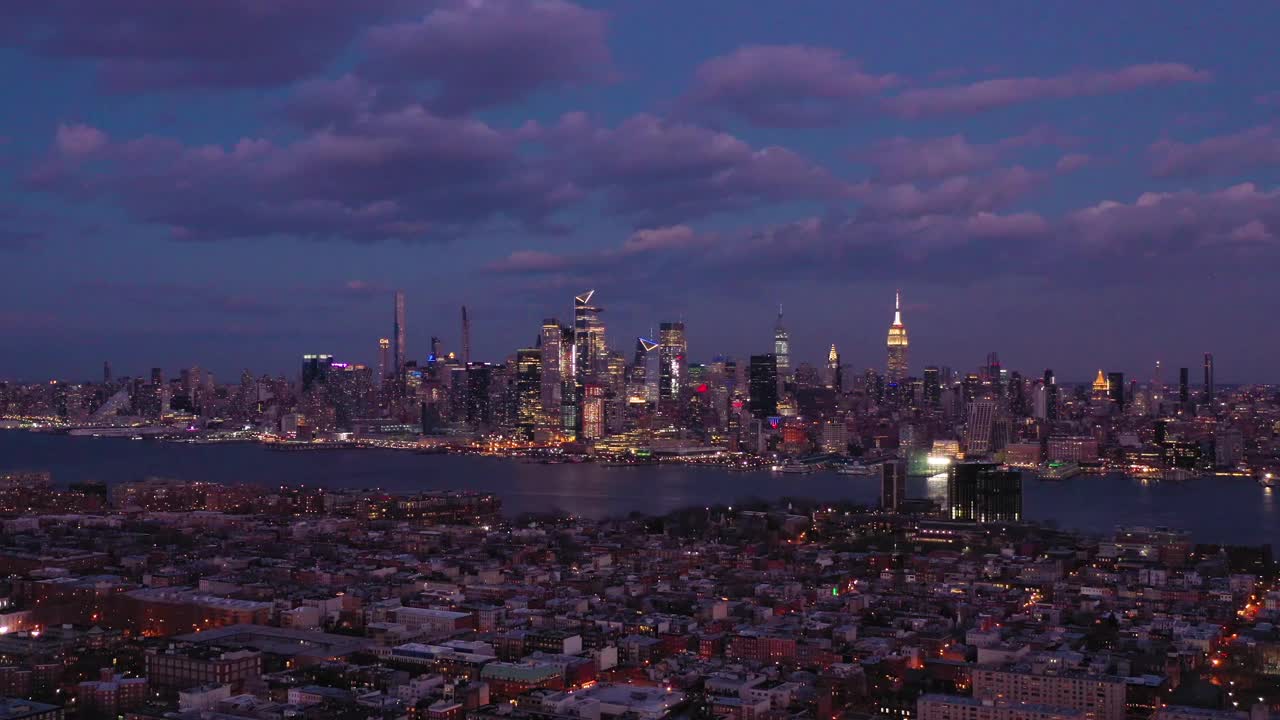 曼哈顿中城的城市天际线和霍博肯之夜。鸟瞰图。美国