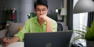 亚洲人在家中使用笔记本电脑进行视频电话会议