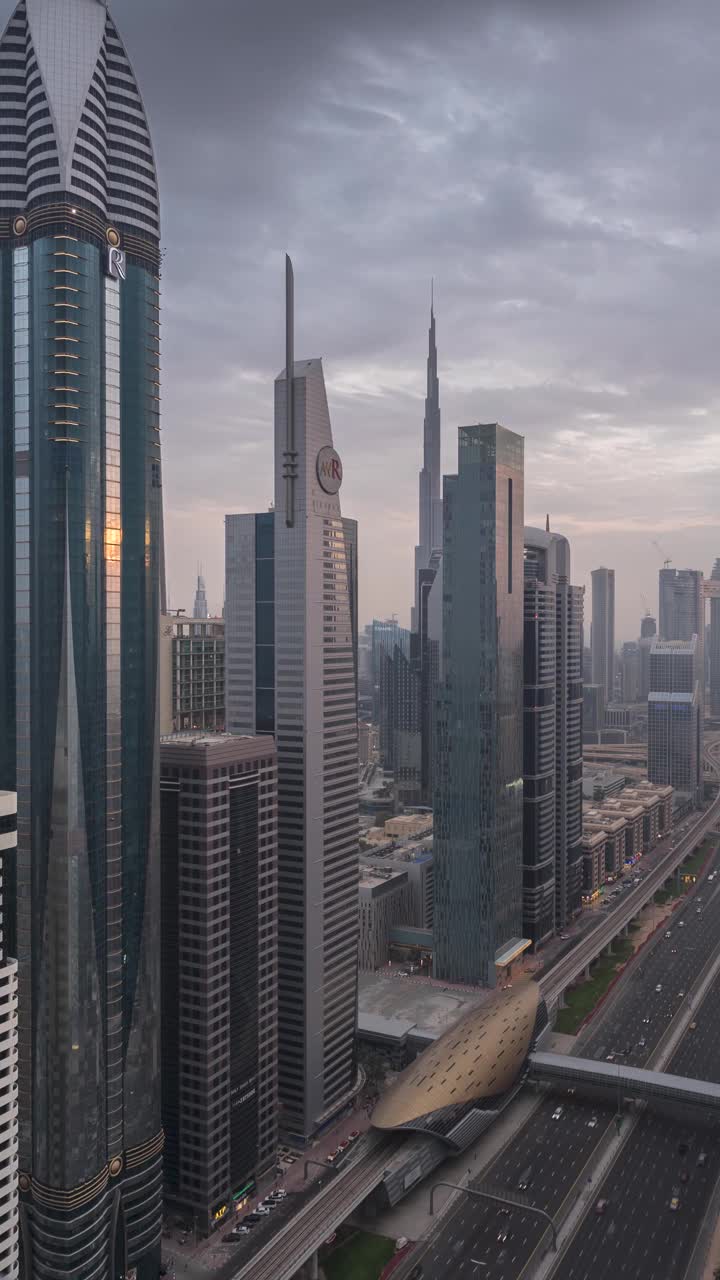 迪拜城市中心谢赫扎耶德路在直立/肖像中延长白天黑夜