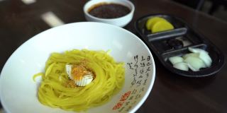 韩国太白——12月28日:韩国风味的中国菜“Jjajang Myeon”——豆沙面。盘子上的字母只是设计