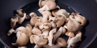 制备混合蘑菇，如普通蘑菇、平菇或香菇