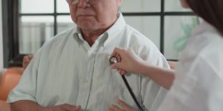 医生正在给一位上了年纪的病人检查心率。