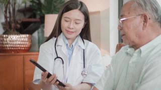 护士拿着药片和老年人谈论药物。视频素材模板下载