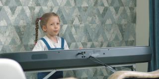 小孩在家里弹钢琴