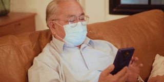 老人用智能手机对医生进行视频咨询。