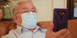 老人用智能手机对医生进行视频咨询。