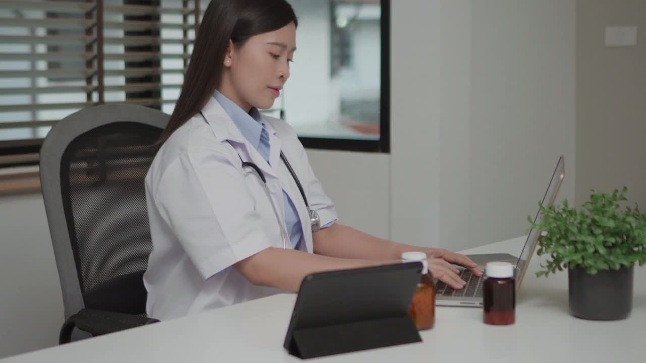 一个亚洲医生在给病人视频通话