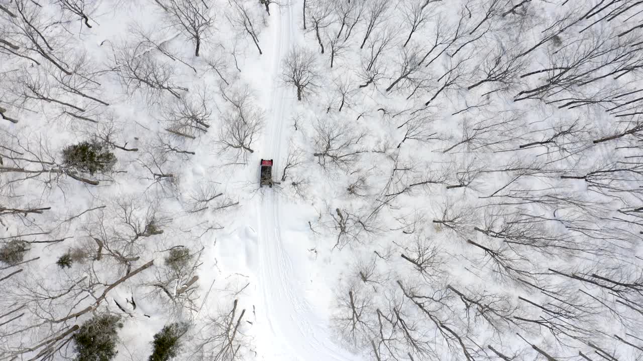鸟瞰图的越野车在冬季，劳伦特，魁北克，加拿大