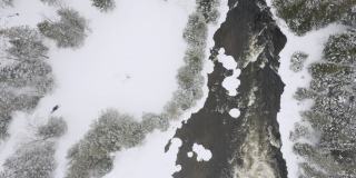 鸟瞰图的雪地摩托附近的河流在冬季，劳伦特，魁北克，加拿大