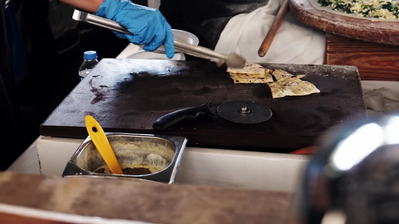 土耳其厨师在土耳其一家酒店的餐厅厨房里为游客提供gozleme大饼。