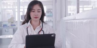 医生使用平板电脑视频会议为患者提供在线治疗咨询。