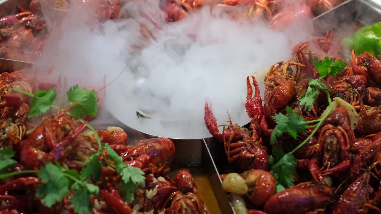 大锅蒸麻辣红螯虾。中国菜
