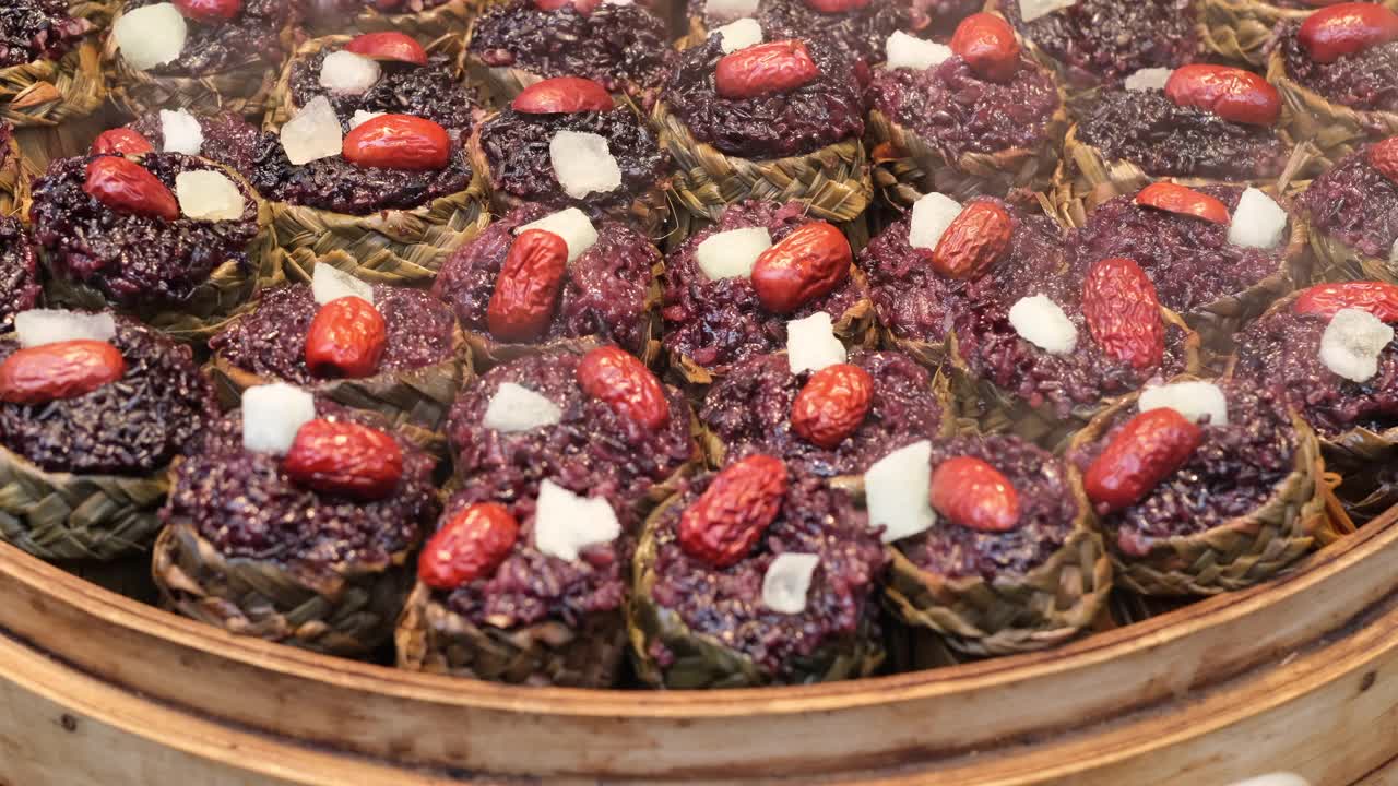 竹蒸笼里的紫米糕。中国传统小吃