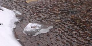 冬季风暴中的小冰块漂浮在河流上