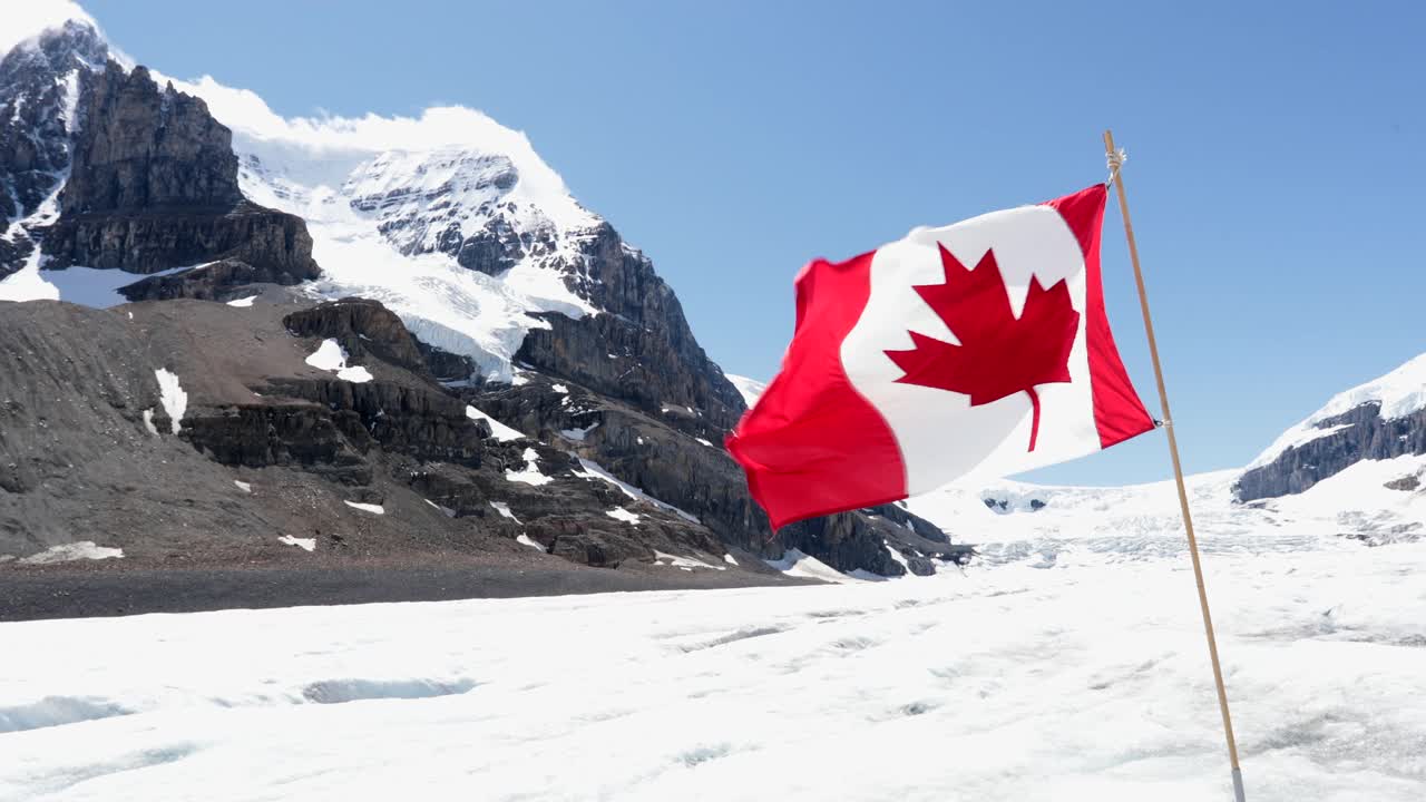 加拿大贾斯珀国家公园哥伦比亚冰原上的加拿大国旗